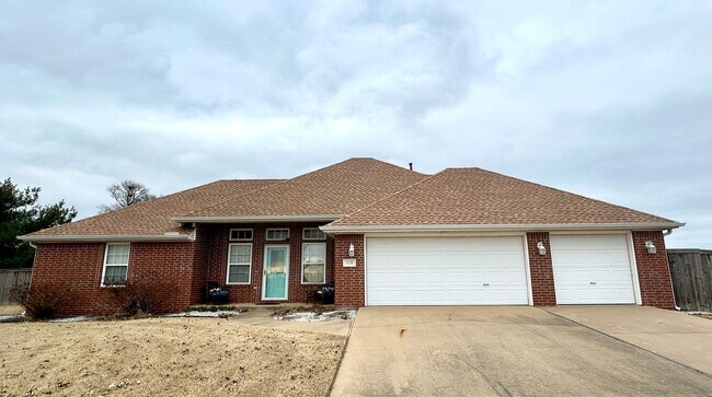 Foto del edificio - Spacious 3 bed 2 bath Single Family with a Large Fenced Backyard!