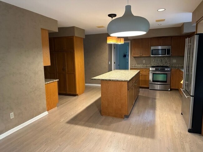 Foto del edificio - Great location 2-story very spacious *7Bed...