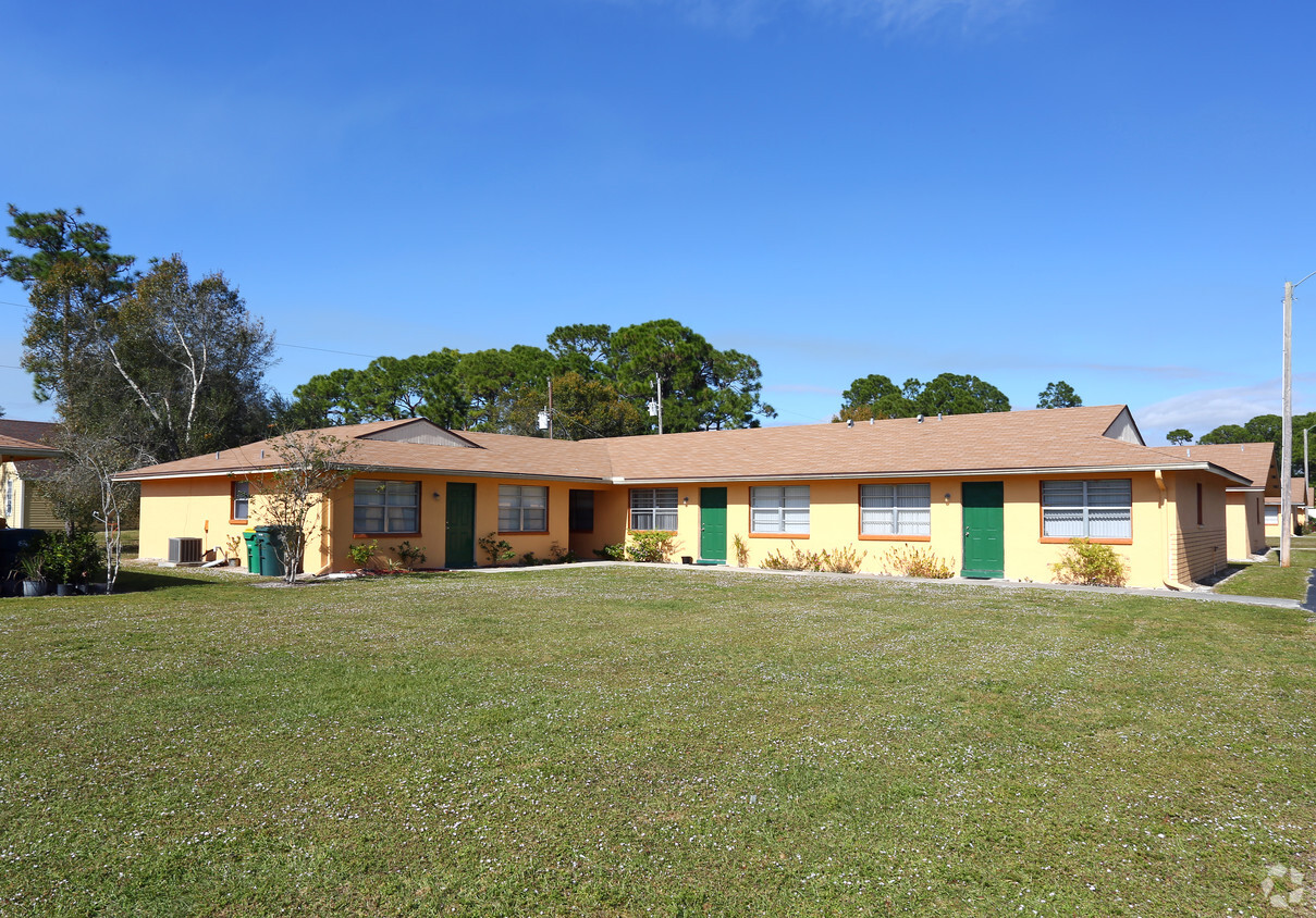 Primary Photo - Coral Pines Apartments