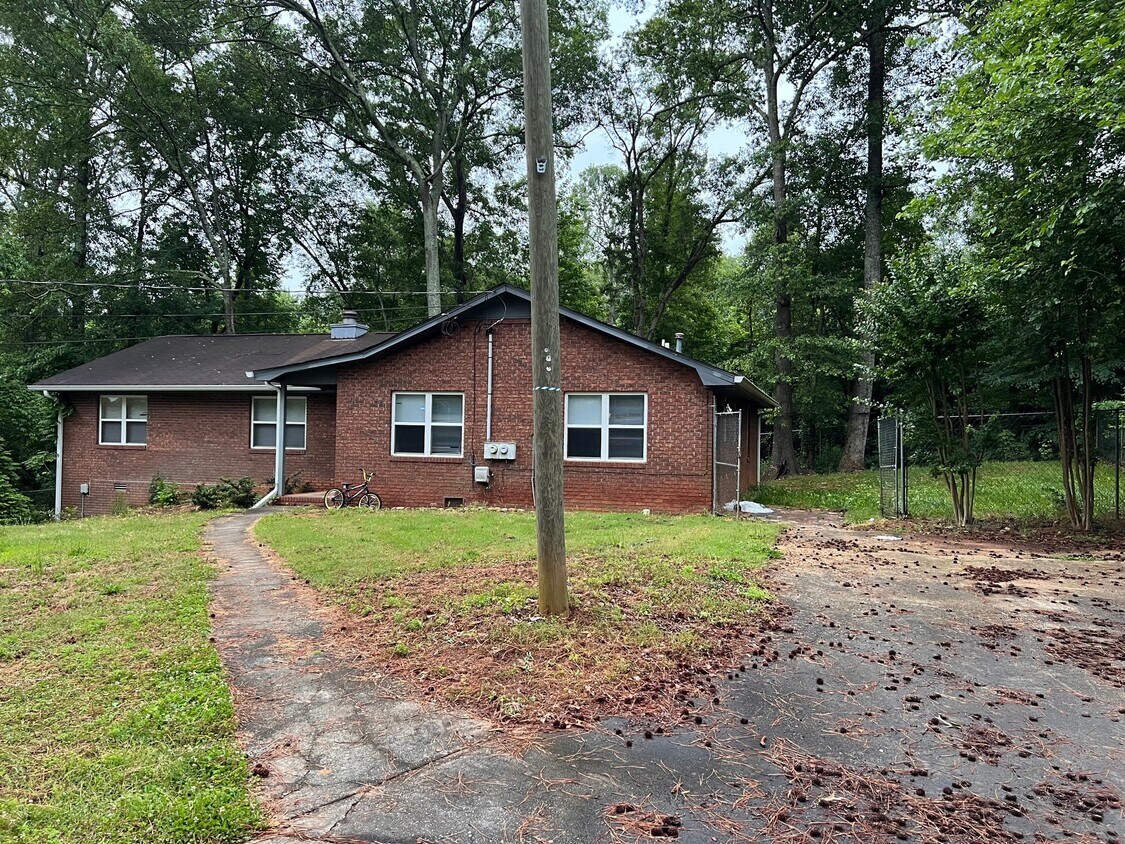 Primary Photo - 1131 White Oak Dr