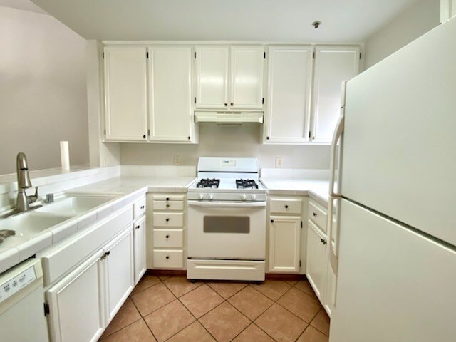 Building Photo - Spacious 2BR/2BA Condo with Private Patio,...