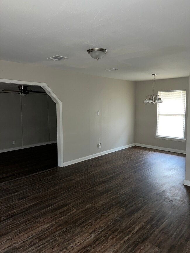 Building Photo - 209 Charcliff Dr