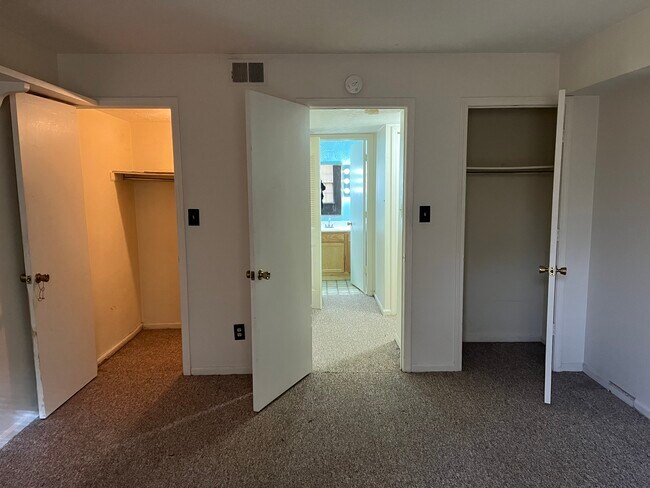Foto del edificio - 8018 Westover Dr