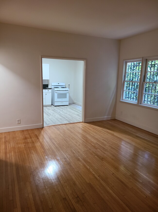 Building Photo - 1844 N Kingsley Dr