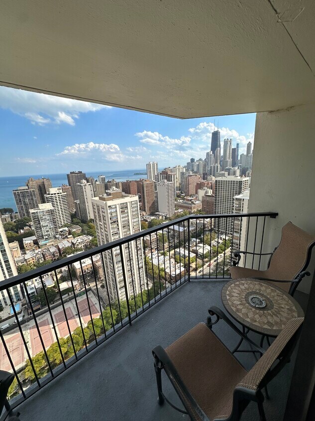 Foto principal - 1560 N Sandburg Ter