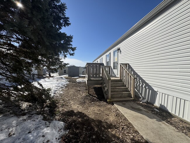 Building Photo - 4484 Goldenrod Dr