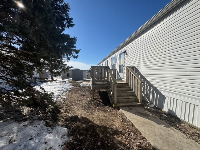 Foto del edificio - 4484 Goldenrod Dr