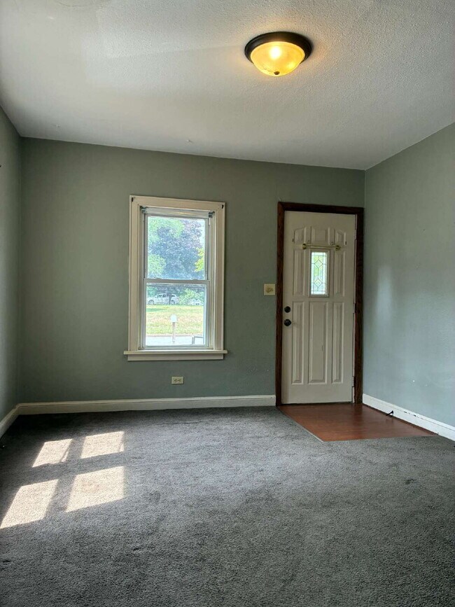 Building Photo - 1 Bedroom, 1 Bathroom, Additional Bonus Room and Detached Garage