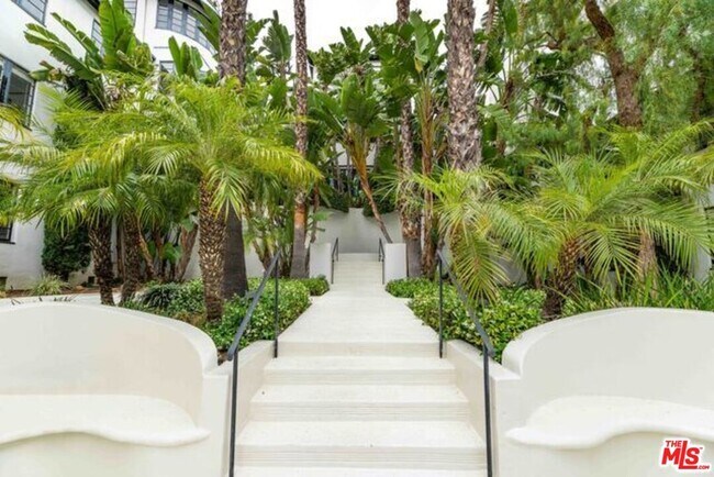 Foto del edificio - 9233 1/2 Doheny Rd