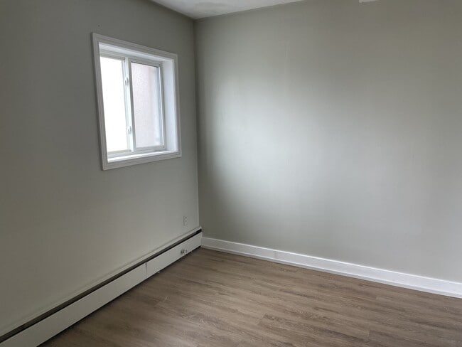 Building Photo - 172 Westmount St