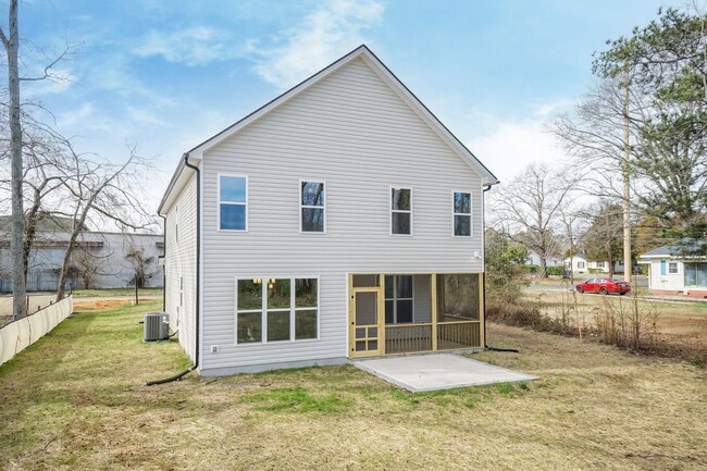 Building Photo - Four Bedroom Home!