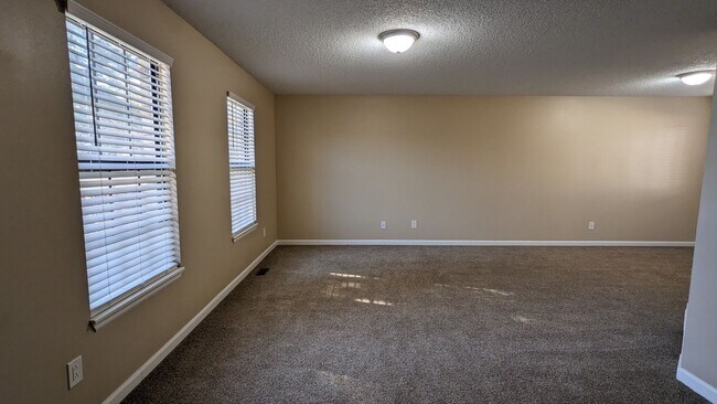 Foto del edificio - SPACIOUS TWO STORY 3 BED/2.5 BATH WITH FEN...