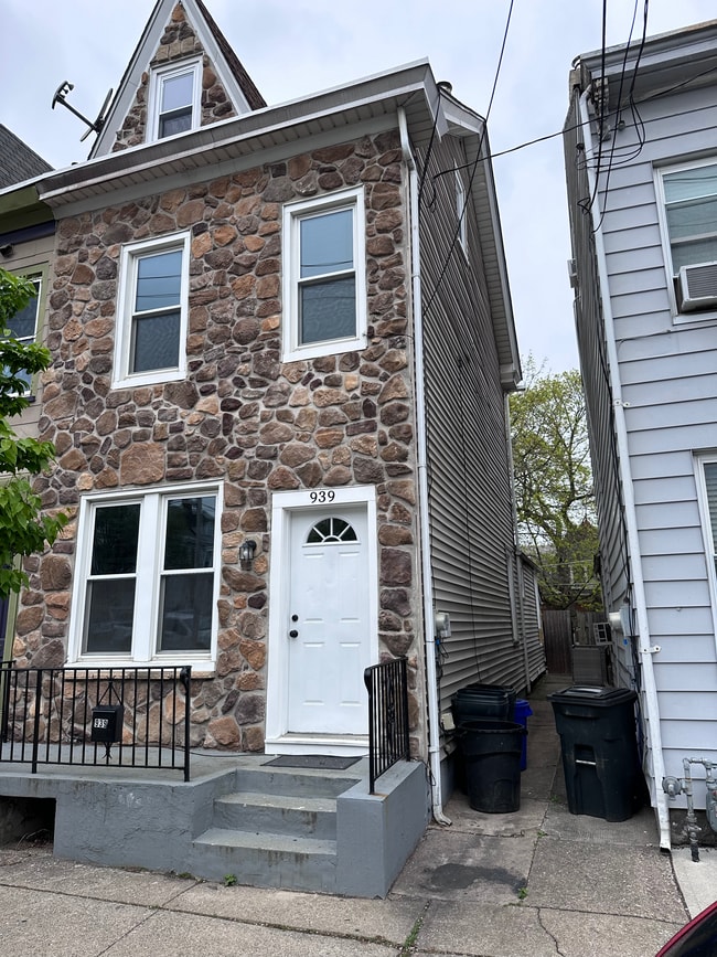 Building Photo - 939 Lehigh St