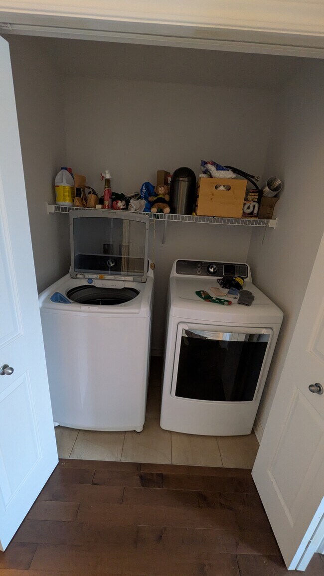 Photo du bâtiment - Spacious 3-Bedroom Townhouse for Rent – Plateau, Gatineau