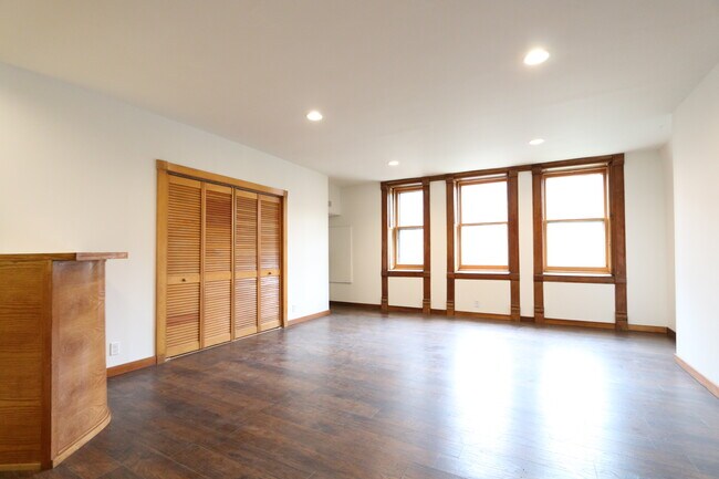 Building Photo - 1529 W Jackson Blvd