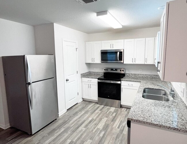 Building Photo - 15717 Del Norte Dr