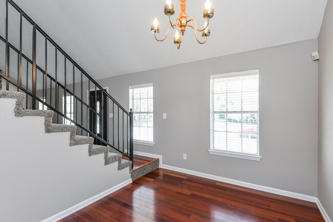 Foto del edificio - 6840 Briarwood Dr