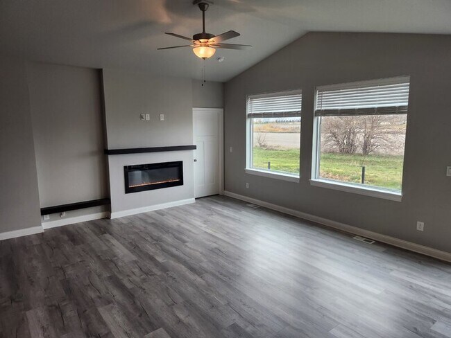 Building Photo - 3420 Linden Dr SW