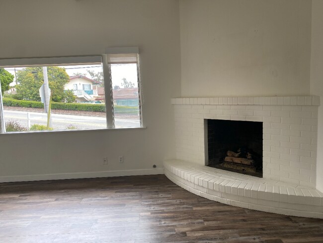 Foto del edificio - 3313 Foothill Rd
