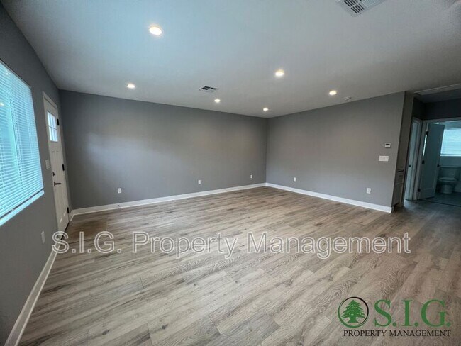 Building Photo - 11516 Kelowna St