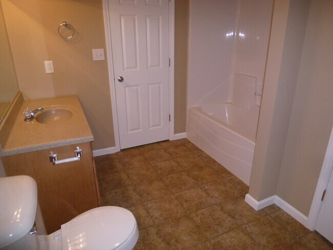 Building Photo - Spacious East Side 4 Bed 2 Bath Home, 2-Ca...