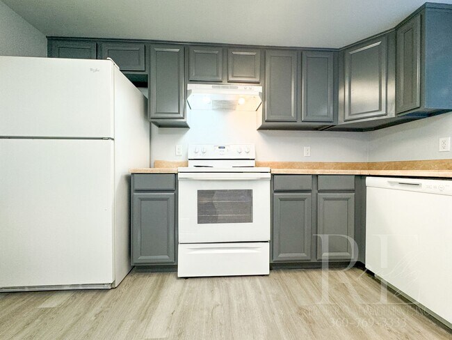 Foto del edificio - Spacious 3-Bedroom Home in Tranquil Port O...