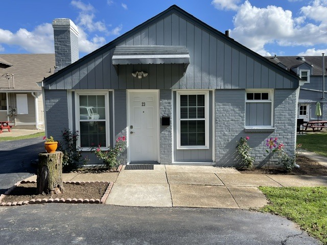 This studio has parking right outside the door. - 3811 Gallatin Pike