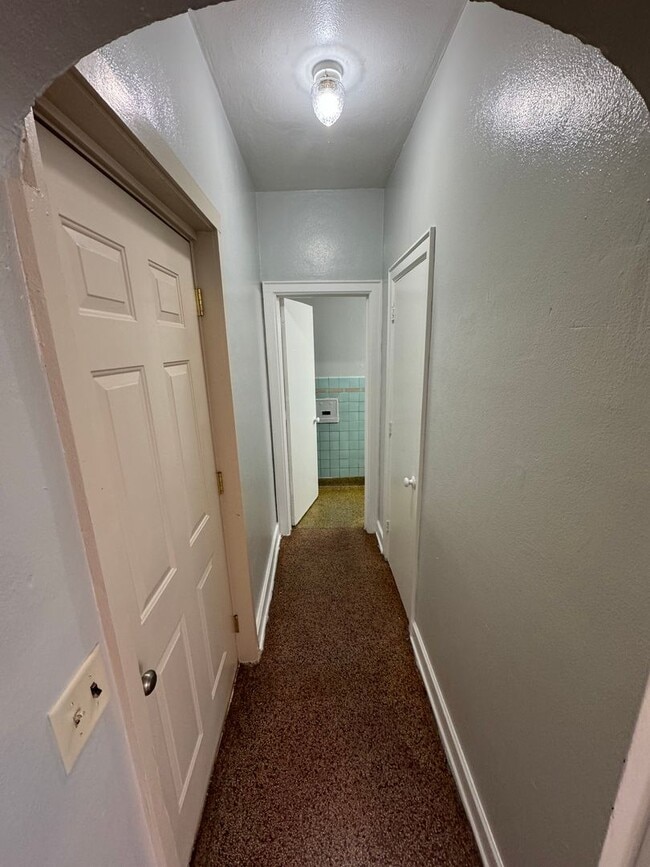 Building Photo - Large one room efficiency with large kitchen