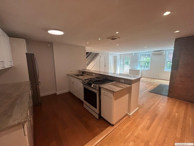 Foto del edificio - West 20th St 3 BD 2BA  Duplex-  11Ft Ceili...