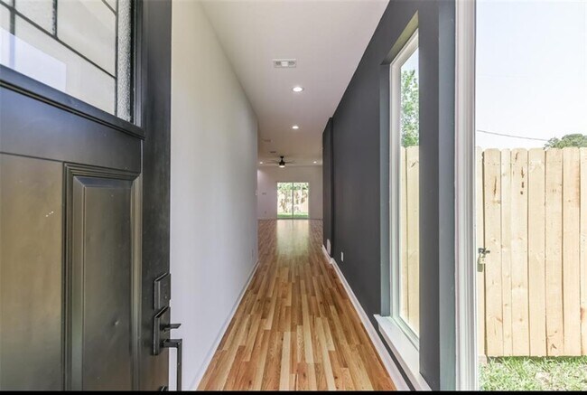 Foto del edificio - 7330 Krueger Rd