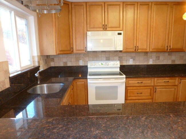 Foto del edificio - Four Bedroom, Two Bath, Two Car Garage Rem...