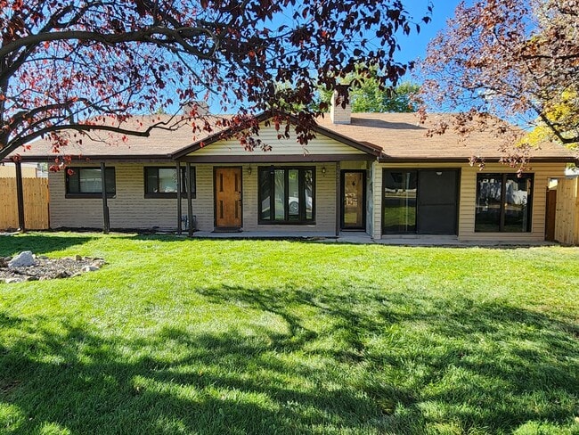 Charming & eclectic Single Family 3 bd. Rambler w/ Loft Space! - Charming & eclectic Single Family 3 bd. Rambler w/ Loft Space!