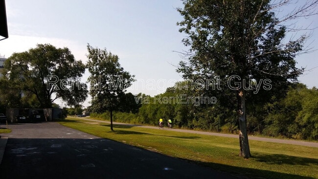 Foto del edificio - 131 Cedar Ct E