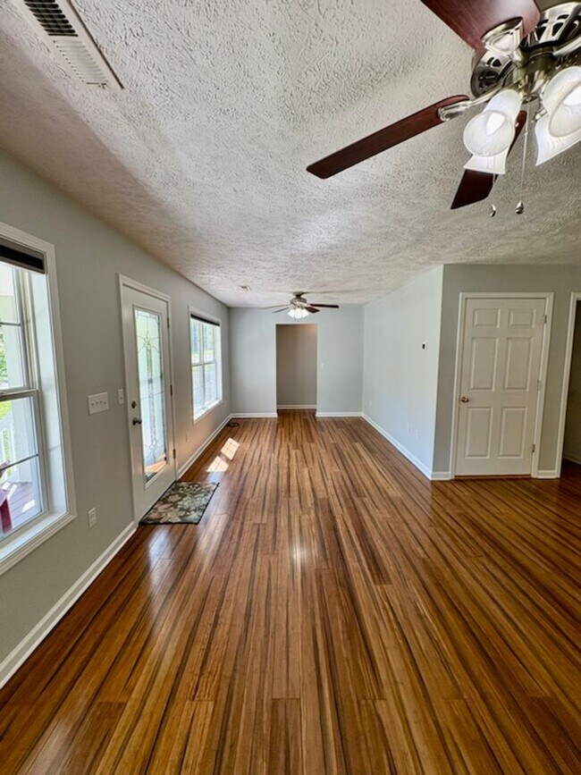 Foto del edificio - 160 Burning Oaks Dr
