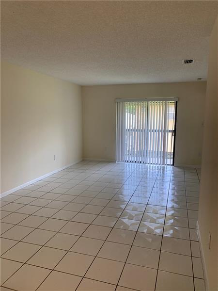 Foto del edificio - 6001 Shaker Wood Cir