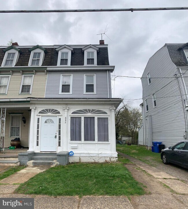 Foto del edificio - 822 Columbus Rd