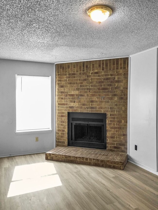 Building Photo - 821 N Mesquite St