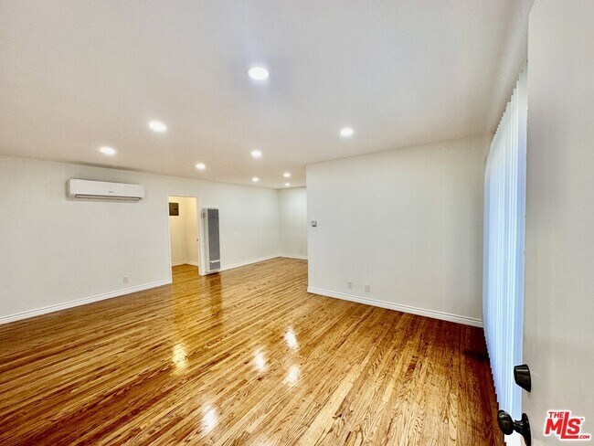 Foto del edificio - 1108 S Sherbourne Dr