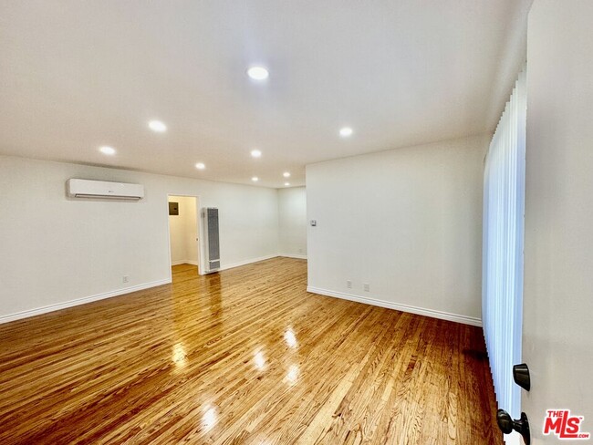 Building Photo - 1108 S Sherbourne Dr