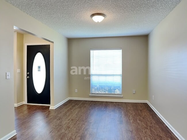 Foto del edificio - 1379 Samantha Cir E