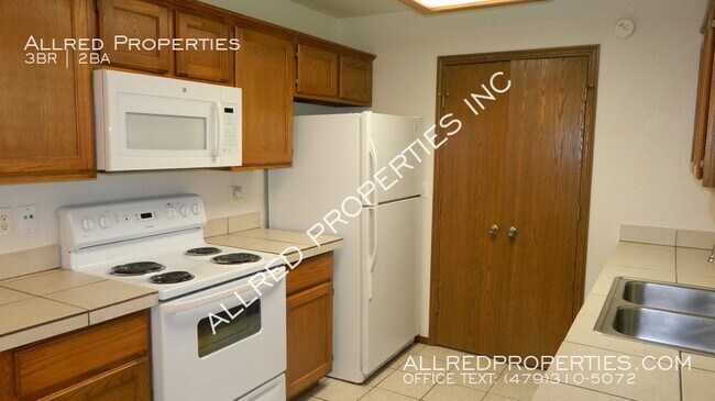 Building Photo - 822 N Daisy Ln