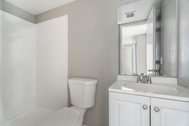 Foto del edificio - 2814 E Marconi Ave