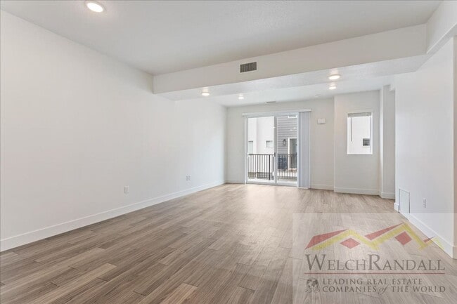 Foto del edificio - Beautiful 3 Bed 2.5 Bath Townhome in West ...