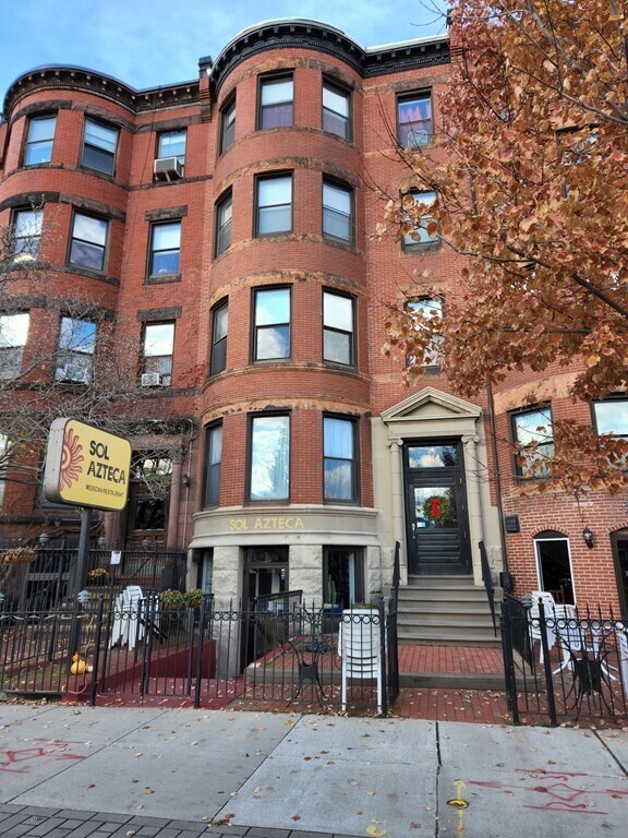 Building Photo - 910 Beacon St