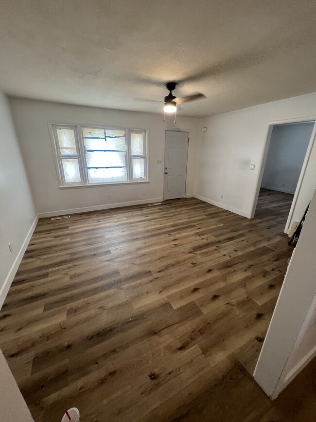 Living Room - 1315 W Poplar St