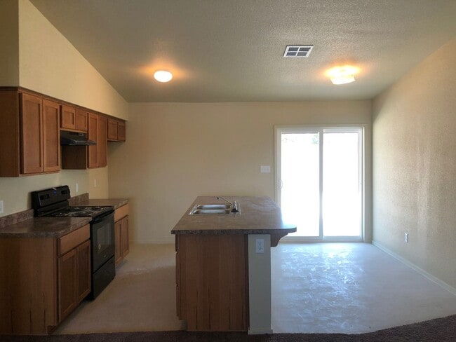 Building Photo - 4 bedroom home in Trail Estates!