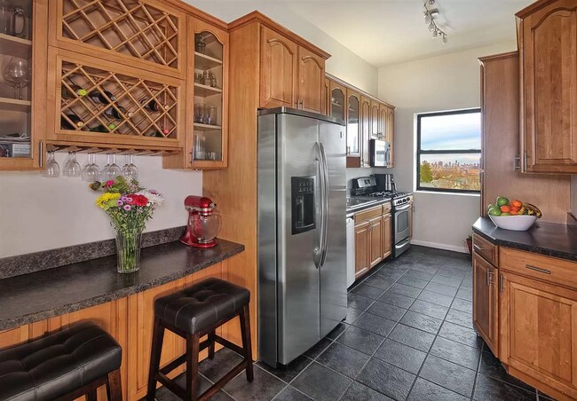 Kitchen & Bar Area - 517 74th St