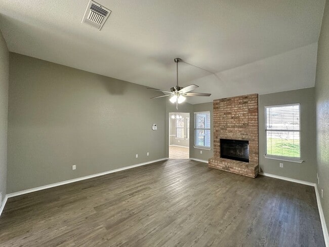 Building Photo - Viewable Now!