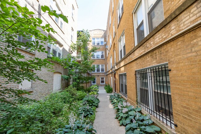 Building Photo - 852 1/2 W Agatite Ave