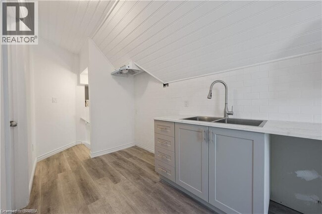 Building Photo - 16 Arthur St